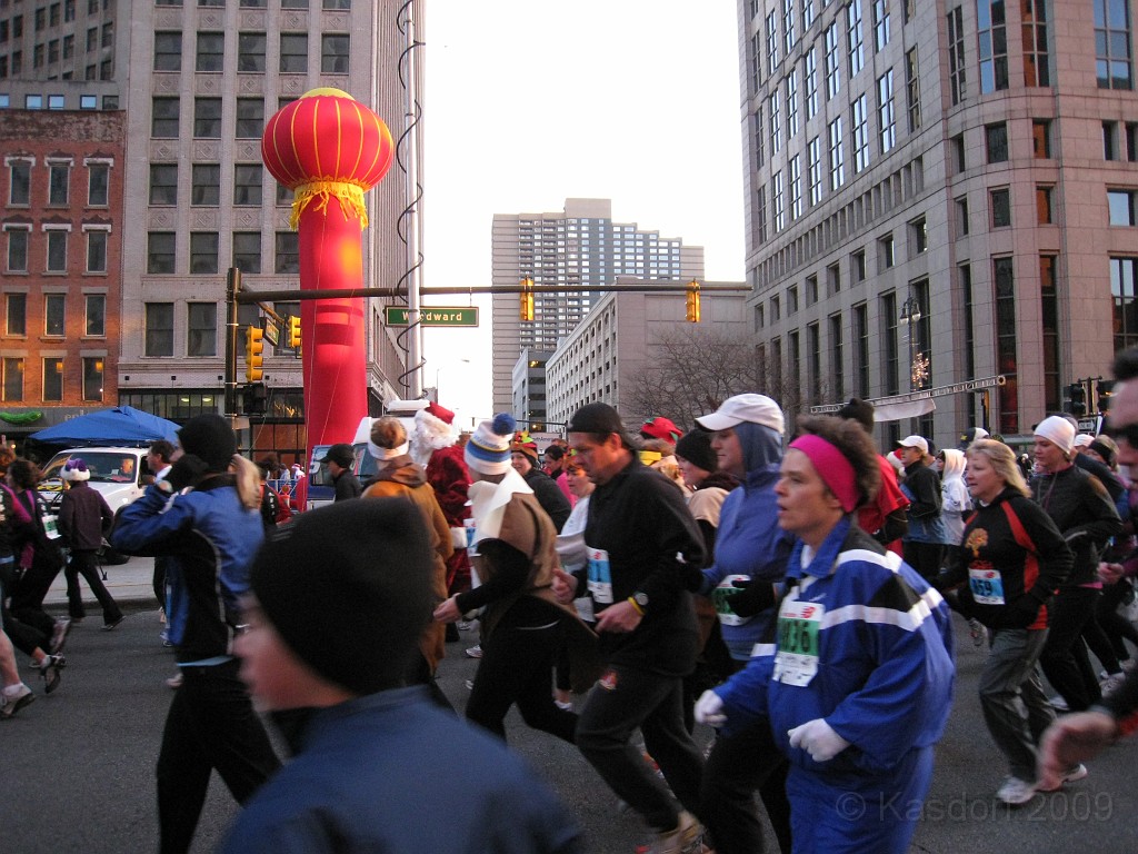 Detroit Turkey Trot 10K 2009 017.jpg - The 2009 Detroit Turkey trot 10K was run on November 29, 2009. A chilly and blustery day. Lots of costumes and racers though, 12400 strong!
